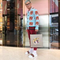 Its all about tiger! Suami dari Astrid Kuya ini difoto dalam balutan cardigan biru Gucci bermotif harimau berikut tas Tiger print soft GG Supreme tote seharga US$ 1.290 atau sekitar Rp 18 juta. (Foto: Instagram/Uya Kuya)