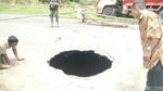 Penampakan Horor Lubang Besar Menganga di Tengah Jalan Wonosobo