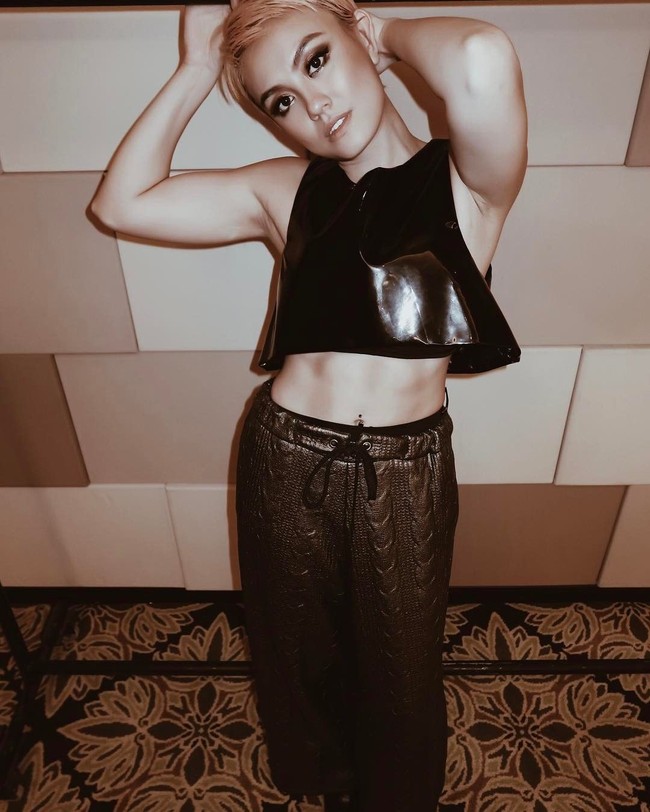 Disiplin adalah kunci Agnez Mo memiliki perut rata yang kerap dipamerkannya di Instagram. Dia bahkan memiliki akun media sosial khusus, MYFITNEZDIARY yang memperlihatkan kerja kerasnya demi memiliki perut sixpack dan tubuh berotot. Foto: Instagram