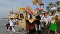 Upacara Melasti dilaksanakan di pinggir pantai dengan tujuan mensucikan diri dari segala perbuatan buruk pada masa lalu dan membuangnya ke laut. Foto: REUTERS/Johannes P. Christo