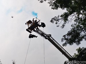 Saat Petugas Damkar Upacara di Atas Ketinggian Mobil Snorkle