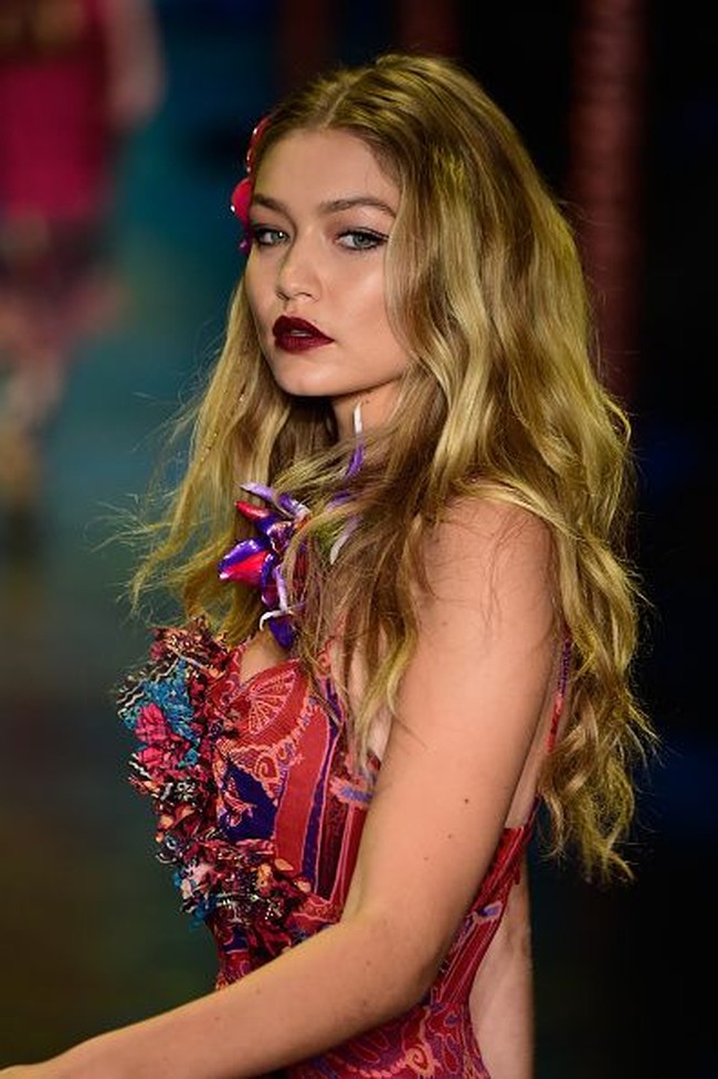 Lama kelamaan Gigi Hadid menjelma menjadi model yang diperhitungkan. Foto: Getty Images