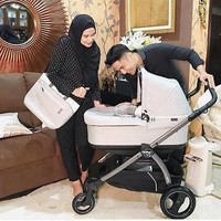 Stroller keluaran Italia, Peg Perego, dipilih aktris Sonya Fatmala dan suaminya, Hengky Kurniawan untuk anak kedua mereka, Zavieruwais Muhammad Kurniawan. Stroller Peg Perego seri Modular ini dijual seharga Rp 16 juta. Foto: Dok. Instagram birdsnbeesbaby, Istimewa