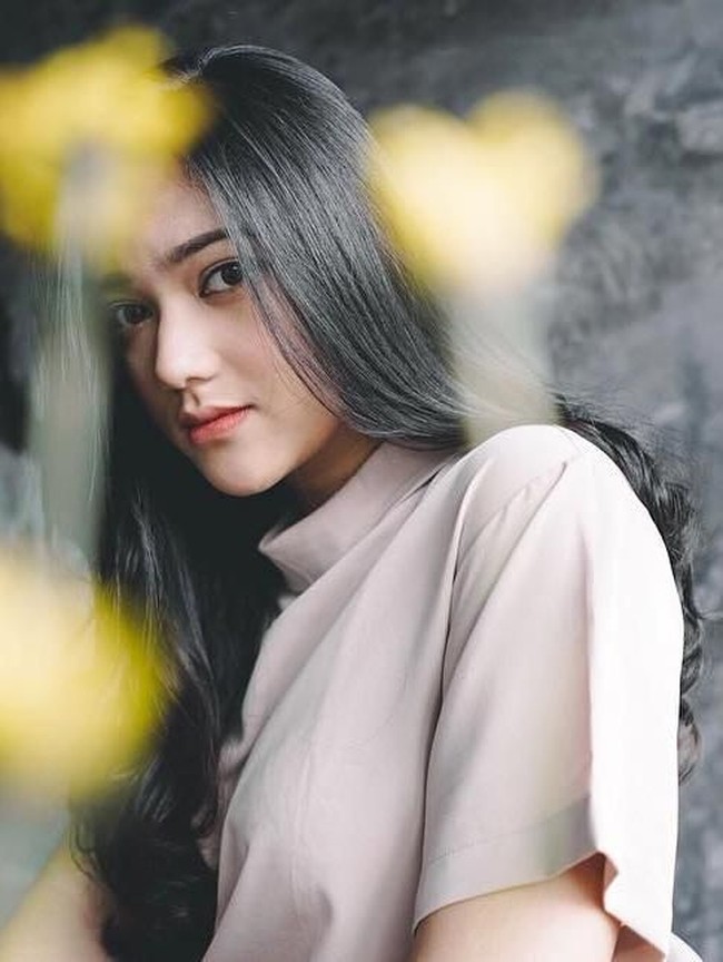 Selebgram kelahiran tahun 1996 ini baru saja lulus dari SBM (Sekolah Bisnis dan Manajemen) ITB, Bandung. Foto: Instagram