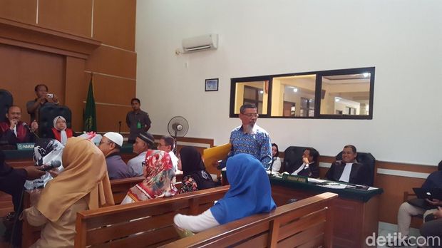  Zuherial (berbatik) saat bersaksi di sidang bos First Travel, Rabu (14/3/2018)