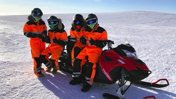 Ada pula foto Georgina Rodriguez dan Cristiano Ronaldo saat bermain snowmobile (georginagio/Instagram) Ada pula foto Georgina Rodriguez dan Cristiano Ronaldo saat bermain snowmobile (georginagio/Instagram)