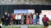 Selain memberikan penghargaan ke Sri Mulyani, DPR juga memberikan penghargaan kepada Bupati Kabupaten Minahasa Selatan Christiany Eugenia Parantu dan Bupati Tabanan Ni Putu Eka Wiryastuti. (Foto: dok. Bamsoet)