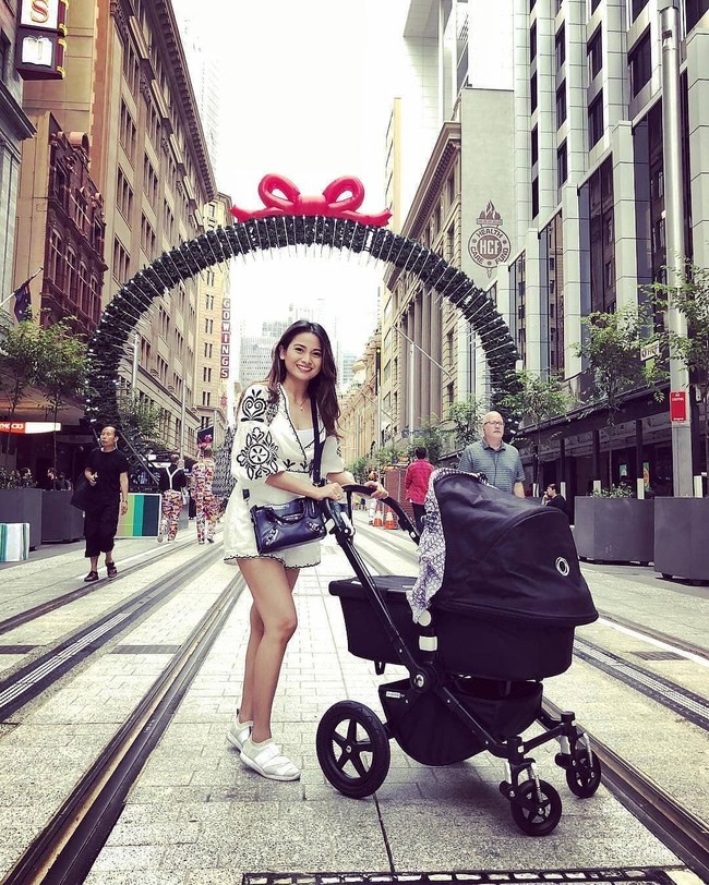 Acha Septriasa yang melahirkan bayi perempuan di Australia, menggunakan stroller dari brand favorit artis dunia Bugaboo. Stroller Bugaboo yang dipakai Acha merupakan seri Cameleon seharga Rp 18.990.000. Foto: Dok. Instagram birdsnbeesbaby, Istimewa