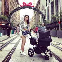 Acha Septriasa yang melahirkan bayi perempuan di Australia, menggunakan stroller dari brand favorit artis dunia Bugaboo. Stroller Bugaboo yang dipakai Acha merupakan seri Cameleon seharga Rp 18.990.000. Foto: Dok. Instagram birdsnbeesbaby, Istimewa