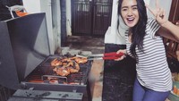 Meski sudah jadi penyanyi dangdut terkenal, Cita tidak takut terkena asap dari ayam bakar yang sedang dipanggangnya. Lengkap dengan pose senyuman dua jari darinya Foto: Instagram @cita_citata