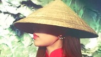 Vietnam pun tak luput dari daftar liburan Mish. Sebagai beauty vlogger, Mish menggabungkan unsur fashion jadul dan modern dalam satu foto. (Michellephan/Instagram)