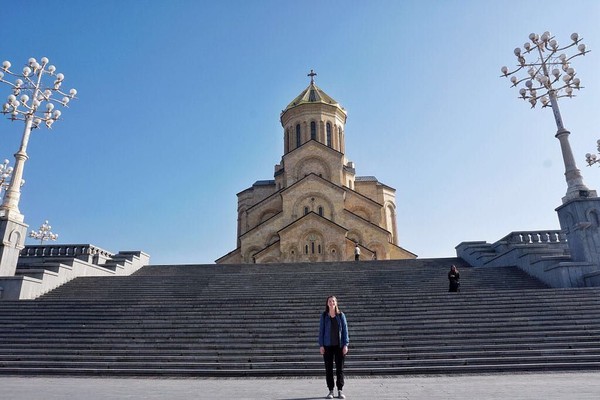 Ini merupakan foto Demonbreun saat berada di Holy Trinity Cathedral of Tbilisi di Georgia. Georgia merupakan negara ke 63 yang dikunjungi Demonbreun. (trekwithtaylor/Instagram) Ini merupakan foto Demonbreun saat berada di Holy Trinity Cathedral of Tbilisi di Georgia. Georgia merupakan negara ke 63 yang dikunjungi Demonbreun. (trekwithtaylor/Instagram)