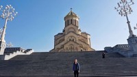 Ini merupakan foto Demonbreun saat berada di Holy Trinity Cathedral of Tbilisi di Georgia. Georgia merupakan negara ke 63 yang dikunjungi Demonbreun. (trekwithtaylor/Instagram)