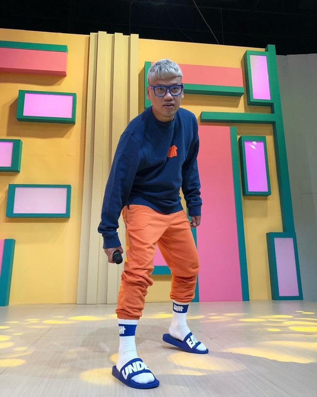 Dikenal dengan gaya urbannya, ayah dua anak ini juga menggemari streetwear brand Undefeated yang berbasis di Los Angeles, AS. Untuk sepasang selopnya saja seperti yang Uya pakai ini, harganya bisa mencapai Rp 2 jutaan. (Foto: Instagram/Uya Kuya)