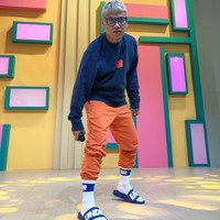 Dikenal dengan gaya urbannya, ayah dua anak ini juga menggemari streetwear brand Undefeated yang berbasis di Los Angeles, AS. Untuk sepasang selopnya saja seperti yang Uya pakai ini, harganya bisa mencapai Rp 2 jutaan. (Foto: Instagram/Uya Kuya)