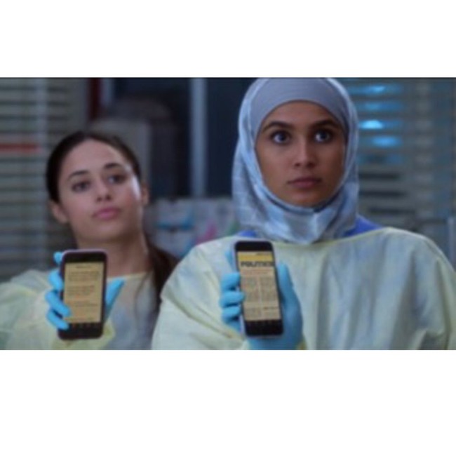 Film serial Greys Anatomy kembali mencuri perhatian. Di eposide ke-13 musim ke-14 ini ada adegan seorang dokter melepas jilbab demi menyelamatkan nyawa seorang anak. Foto: Ist.