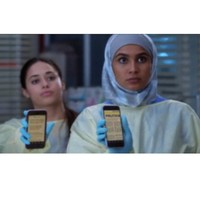 Film serial Greys Anatomy kembali mencuri perhatian. Di eposide ke-13 musim ke-14 ini ada adegan seorang dokter melepas jilbab demi menyelamatkan nyawa seorang anak. Foto: Ist.