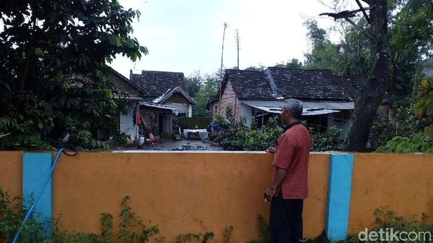 Pagar tembok lapangan desa yang mengisolir 3 keluarga/