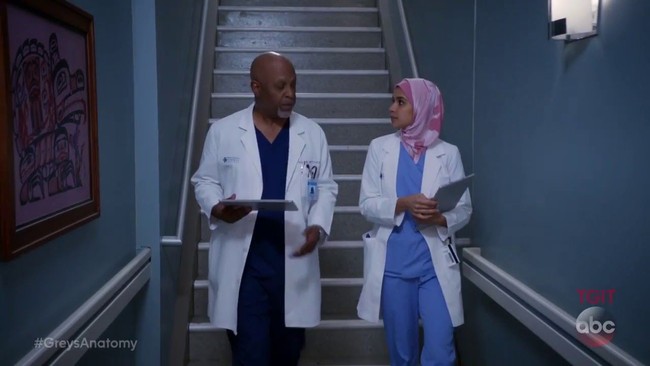 Bedanya, peran dr. Dahlia Qodri kali ini begitu mencolok karena menyampaikan pesan kedamaian melalui adegan lepas hijab itu. Ditanya alasan mengapa ia melepas jilbab, ia menjawab, Its a symbol of my faith. And my faith is about service and compassion. Foto: Ist.