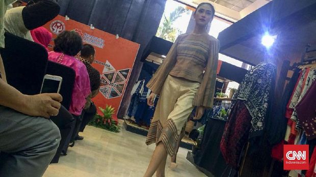 Tenun Pringgasela dari NTB Bakal Unjuk Gigi di Tokyo Tenun Pringgasela dari NTB Bakal Unjuk Gigi di Tokyo