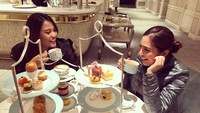  Ibu dan anak ini terlihat sedang bercengkrama. Masing-masing memegang secangkir teh yang cocok dipadu dengan ragam kue. Kira-kira Ashanty dan Aurel pesan teh apa ya? Foto: Instagram @ashanty_ash