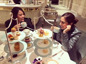 Mengintip Gaya 10 Artis Cantik yang Sedang Mencicip Teh dan Kue Manis