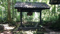 Setelah itu, ada Batu Panyandaan. Batu itu identik dengan kaum ibu, sebab Batu itu berdasarkan sejarah dikuburnya abu jasad prameswari atau Lara Ringsing istri dari Raja Sunda Galuh Prabu Linggabuana. (Dadang/detikTravel)