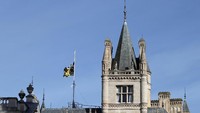 Bendera setengah tiang juga dikibarkan di Universitas Cambridge (Foto: REUTERS/Chris Radburn)