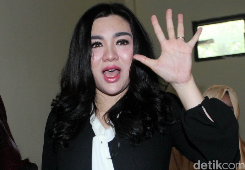 Obati Gugup Vicky Shu, Suami Bawa Speaker ke Ruang Bersalin Obati Gugup Vicky Shu, Suami Bawa Speaker ke Ruang Bersalin