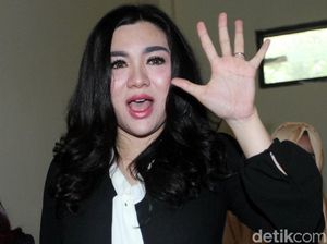 Gaya Vicky Shu di Sidang First Travel, Ungkap Cerita di Balik Promo