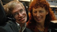 Di pernikahannya yang kedua, muncul rumor bahwa Stephen Hawking disiksa oleh Elaine sang istri. Putri Stephen Hawking, Lucy melaporkan hal itu ke polisi (Foto: REUTERS/Paul Bates)