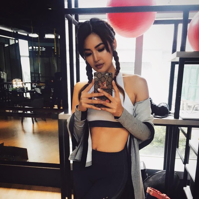 Foto Maria Selena dengan perut ratanya bisa dengan mudahnya ditemukan di akun media sosial Puteri Indonesia 2011 itu. Nggak heran jika Maria punya perut langsing, karena berbagai olahraga dilakoninya mulai dari yoga, nge-gym, menyelam, jet ski hingga basket. Foto: Instagram