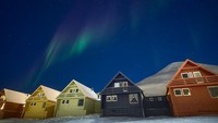 Saat tidak ada sinar matahari di Longyearbyen pada siang hari, gantinya ada Northern Lights yang indah di angkasa. Foto: Instagram/mariasahai