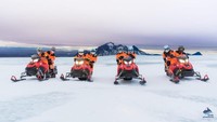 Beberapa destinasi yang didatangi seperti Langjokull dan Vatnajokull. Kawasan pegunungan es dan gletser yang serba putih (Arctic Adventures)