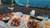 Ketika berada di Bali, Cita memilih hidangan udang bakar ditemani sepiring pizza dan cocktail. Kira-kira Cita sedang romantic dinner, sama siapa ya? Foto: Instagram @cita_citata