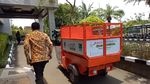 Foto: Aksi Sandiaga Narik Bajaj Oranye Pengangkut Sampah