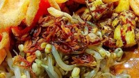 Ketoprak dengan paduan tauge sangat pas dipadu bersama dengan tahu goreng dan kerupuk oranye. Foto: Instagram @dianhobbies.