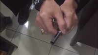 Polisi Polisi kini memburu para pembeli Pena Ajaib tersebut. Sebab, hal ini bertentangan dengan pasal 1 Undang-Undang darurat nomor 12 tahun 1951 tentang tanpa hak memasukkan, membuat, menerima, mencoba memperoleh, menyerahkan atau memiliki, menyimpan dan mempergunakan senjata api, amunisi dan bahan peledak (Foto: Screenshot video)