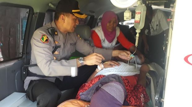 Dramatis! Ibu yang Akan Lahiran di Tengah Banjir Ini Diangkut Perahu