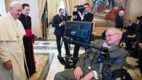 Paus Fransiskus bertemu Stephen Hawking di Vatikan tahun 2016 lalu. Foto: AFP PHOTO/FILIPPO MONTEFORTE