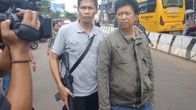 Foto: Penggerebekan Salon Esek-esek Pasar Minggu di Siang Bolong