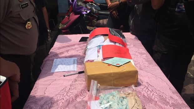 Sejumlah barang bukti yang disita polisi.