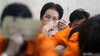 Di antara pelaku juga terdapat sejumlah wanita.