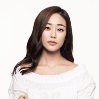 Kim Hyo Jin membagikan tips bagaimana ia menghadapi masalah kulitnya. Ia tidak pernah menggunakan kosmetik mengandung bahan kimia. Wanita berusia 34 tahun ini selalu membersihkan wajah menggunakan ekstrak rumput laut ketimbang facial foam. Ia juga selalu menggunakan serum wajah dari biji-bijian alami. Foto: istimewa