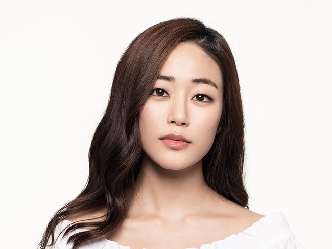 Kim Hyo Jin membagikan tips bagaimana ia menghadapi masalah kulitnya. Ia tidak pernah menggunakan kosmetik mengandung bahan kimia. Wanita berusia 34 tahun ini selalu membersihkan wajah menggunakan ekstrak rumput laut ketimbang facial foam. Ia juga selalu menggunakan serum wajah dari biji-bijian alami. Foto: istimewa