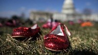 Tiap sepatu yang diletakkan melambangkan korban penembakan di bawah usia 18 tahun (Foto: Chip Somodevilla/Getty Images/AFP)