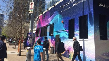 SXSW yang menghadirkan lebih dari 5.000 pembicara ini menyedot perhatian tak kurang dari 400.000 orang dari berbagai penjuru dunia. Beberapa nama besar di bidang teknologi muncul sebagai pembicara SXSW. Mulai dari CEO YouTube Susan Wojcicki, Chief-of-Staff to the Chairman Google Ann Hiatt, Director of the Digital Currency Initiative MIT Media Labs Neha Narula, CEO The Shark Group Daymond John, dan tentunya CEO SpaceX Elon Musk yang paling ditunggu. Foto: Pool