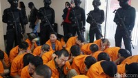 Bandar judi di Sawah Besar, Jakarta Pusat, memasang sistem keamanan di gang menuju rumah perjudian. Mata-mata disebar untuk mengantisipasi penggerebekan polisi.