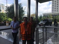 Mantan Dirjen Dukcapil Kemendagri, Irman, tiba di gedung KPK untuk diperiksa