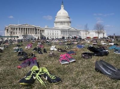 Ribuan Sepatu Berjajar di Depan Gedung Parlemen AS, Apa Maksudnya?